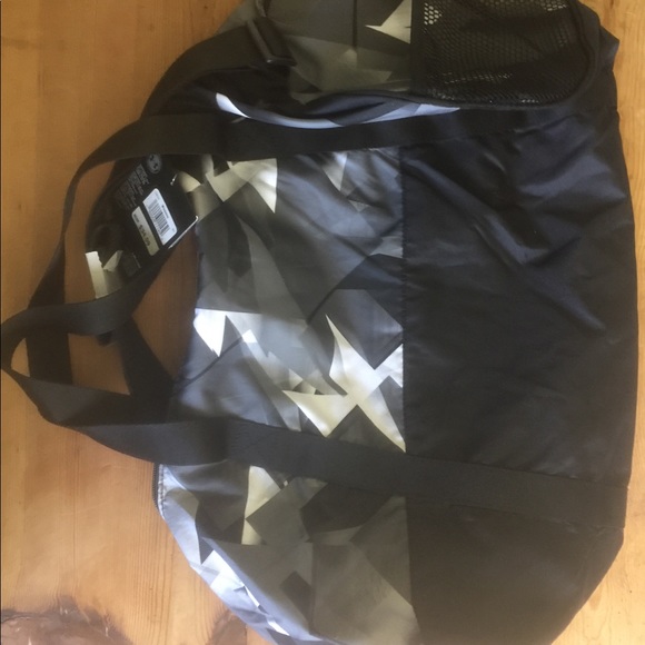 Under Armour medium duffle bag. New very roomy - Picture 3 of 3